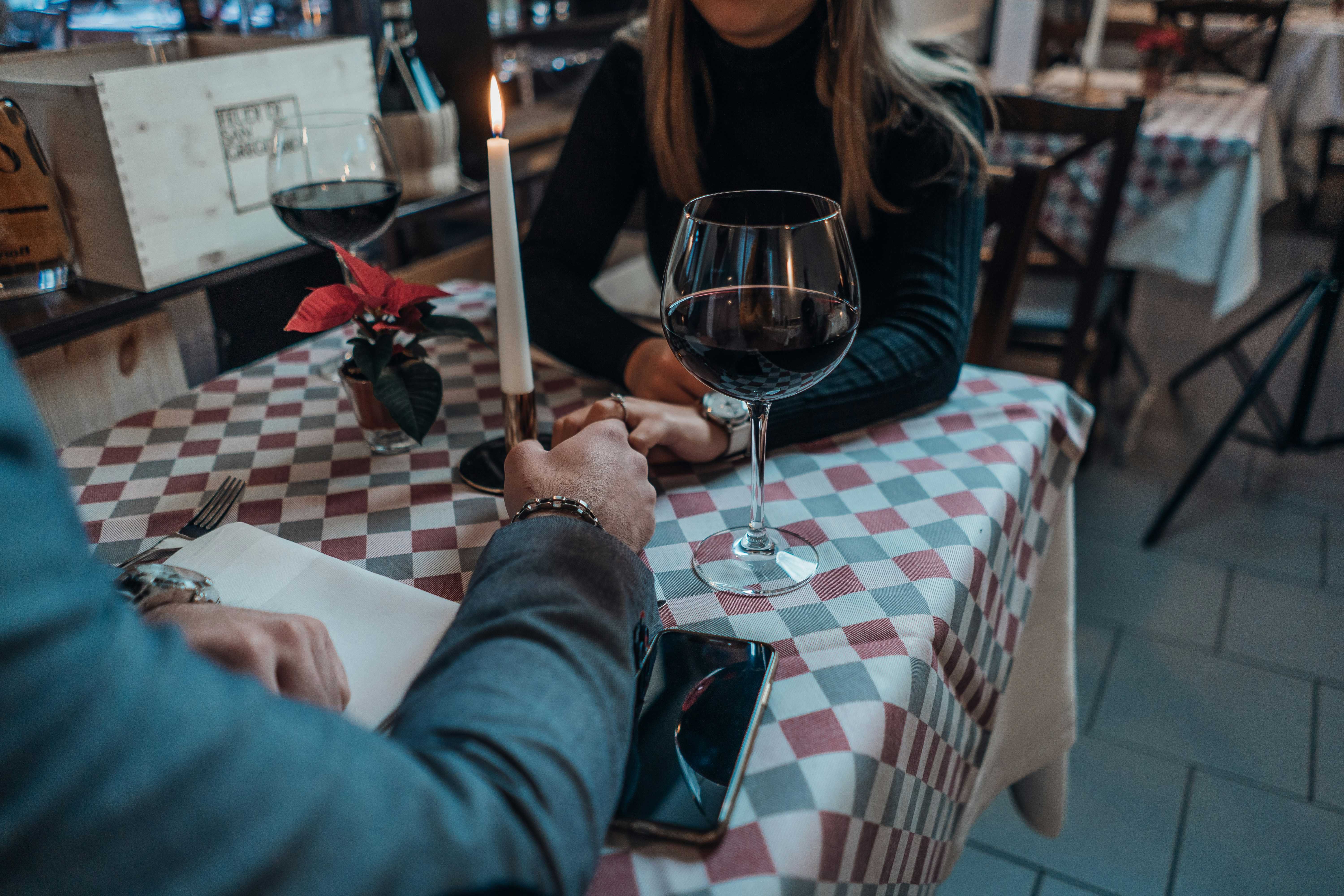 Premium Brandable Domain für Dating & Lifestyle: rendezvouz.de
